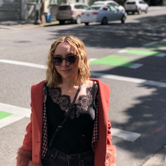 Meet your Posher, Taylor - Picture 2 of 3